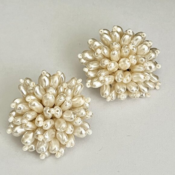 Vintage Faux White Pearl Clip On Earrings Beaded Cluster Gold Tone 70s Taiwan - Picture 6 of 11
